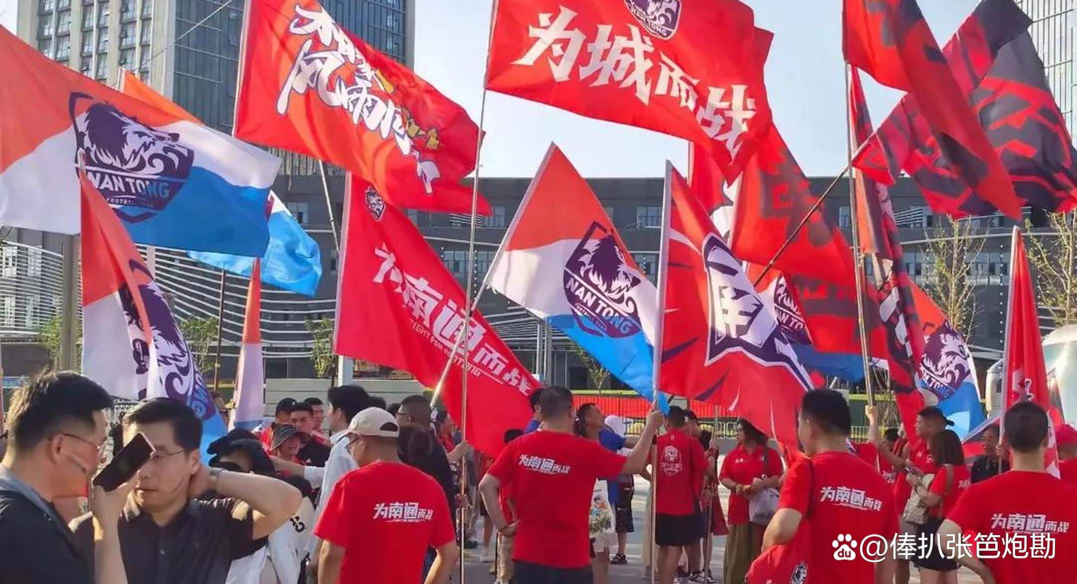 场上对决热情高涨，球迷沸腾欢呼的简单介绍