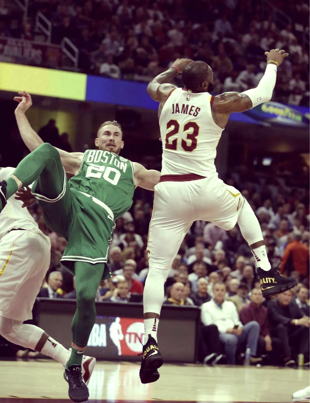 凯尔特人逆袭猛龙，沃克砍下生涯季后赛高分！的简单介绍