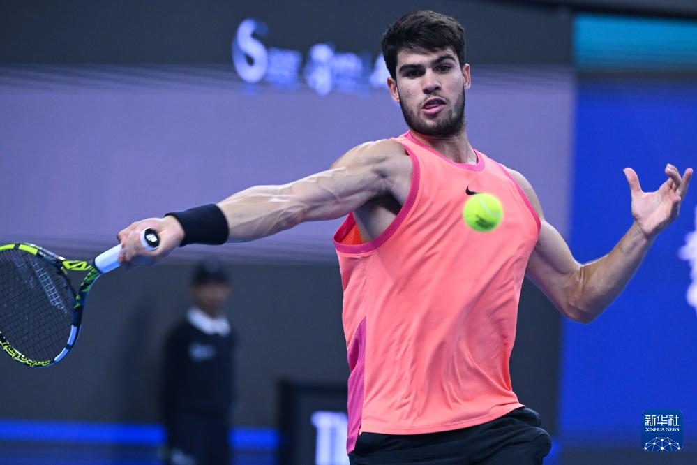 意大利网球队轻取西班牙网球队，阿尔卡拉斯制霸全场