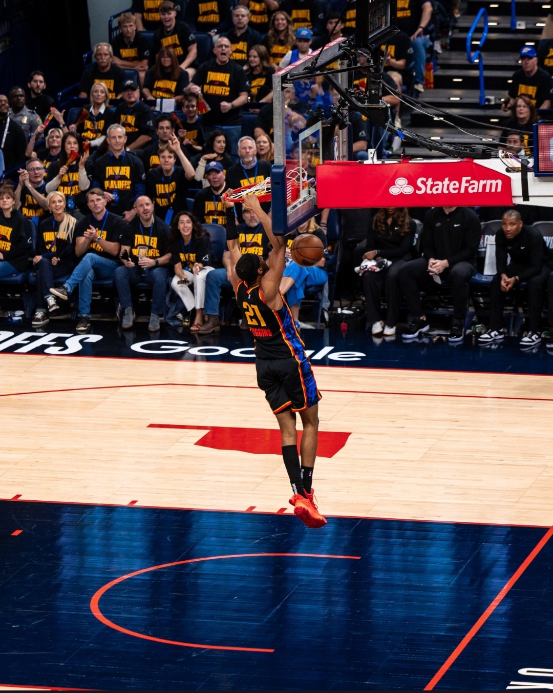 勇士险胜雷霆，麦科勒姆高光表现