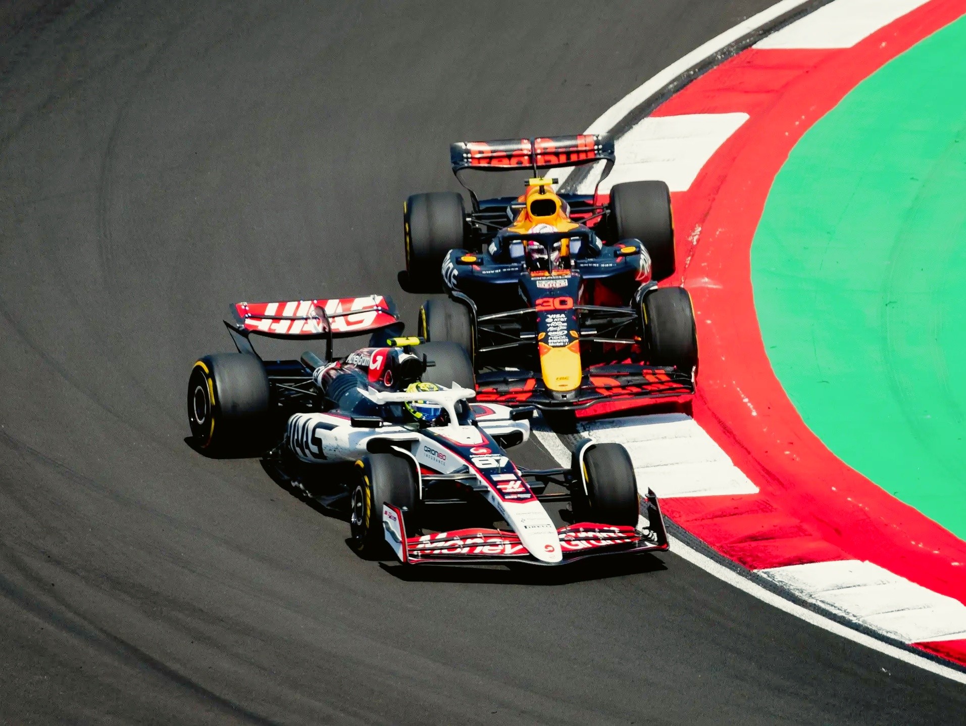 包含红牛车队力克红牛二队，塞恩斯点燃赛场的词条