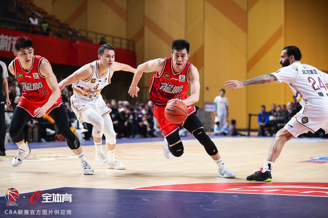 上海队横扫广州队，郭艾伦刷新纪录