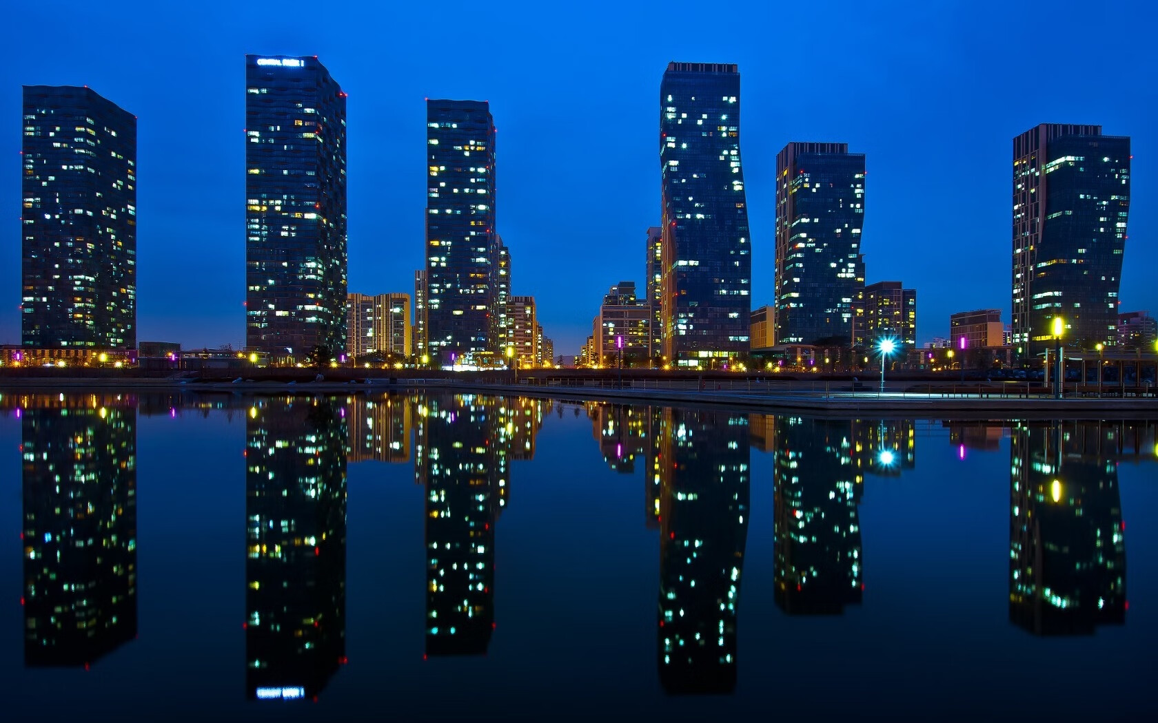 双响+助攻主宰比赛!阿尔瓦雷斯书写生涯之夜,演绎全能前锋新定义