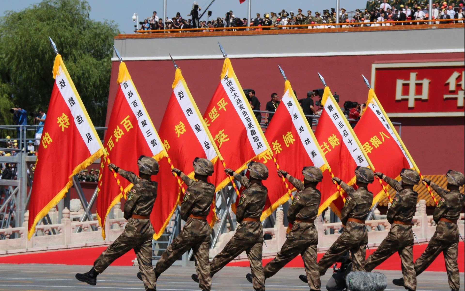 足球之夜与篮球之王的对话，当绿茵豪门闪耀，亦是勒布朗印证不朽价值的时刻